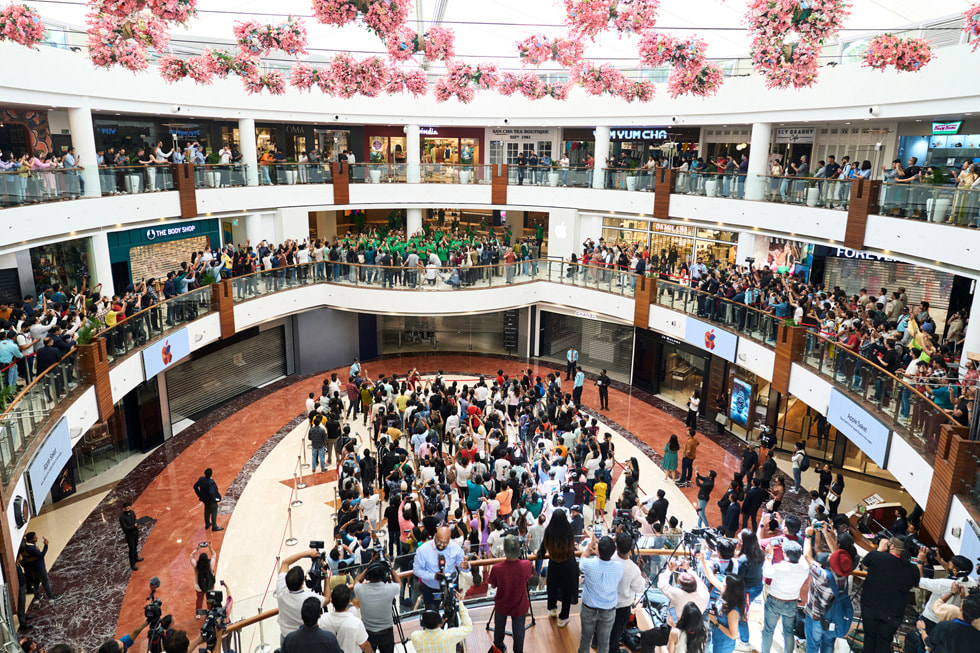 Imagen de los distintos niveles del centro comercial afuera de la entrada a la tienda Apple Saket colmados de gente.