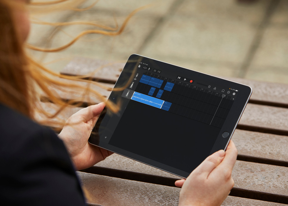 Uczniowski iPad, na którym widać pliki dźwiękowe potrzebne do przygotowania podcastu.