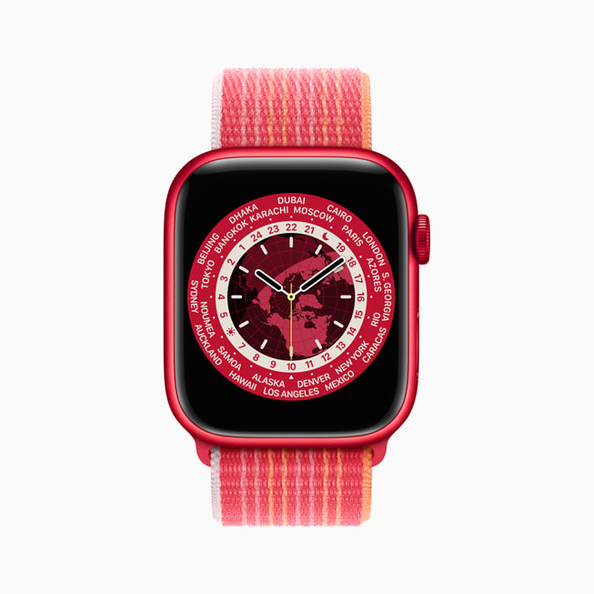Rode wijzerplaat ‘Wereldtijd’ op een (PRODUCT)RED Apple Watch Series 8 met aluminium kast en geweven sportbandje.