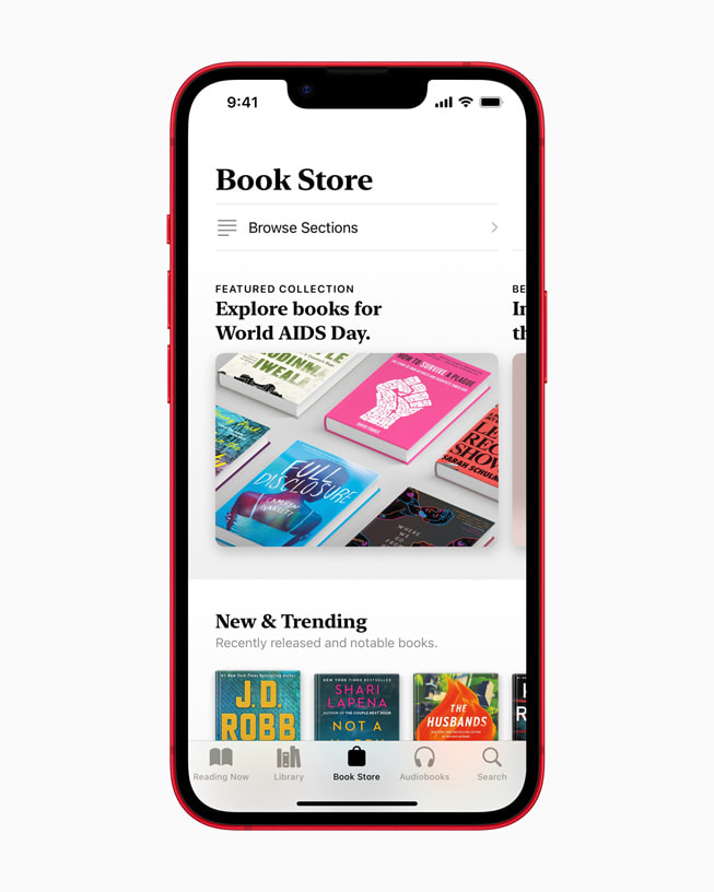 iPhone 14 in de kleur (PRODUCT)RED met op het scherm de Book Store in Apple Books waarin boeken ter gelegenheid van Wereld Aids Dag zijn geselecteerd.