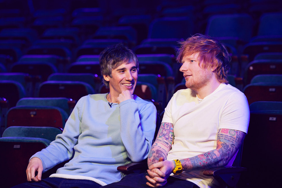 O cantor e compositor Ed Sheeran com o apresentador do Apple Music One, Matt Wilkinson.