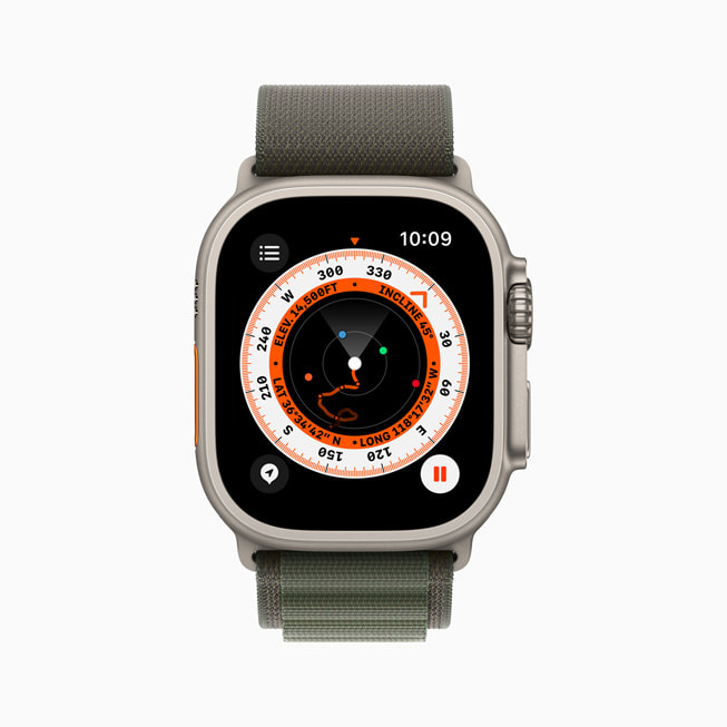 Apple Watch Ultra 上展示經重新設計的「指南針」app 中的全新「航點」功能。 