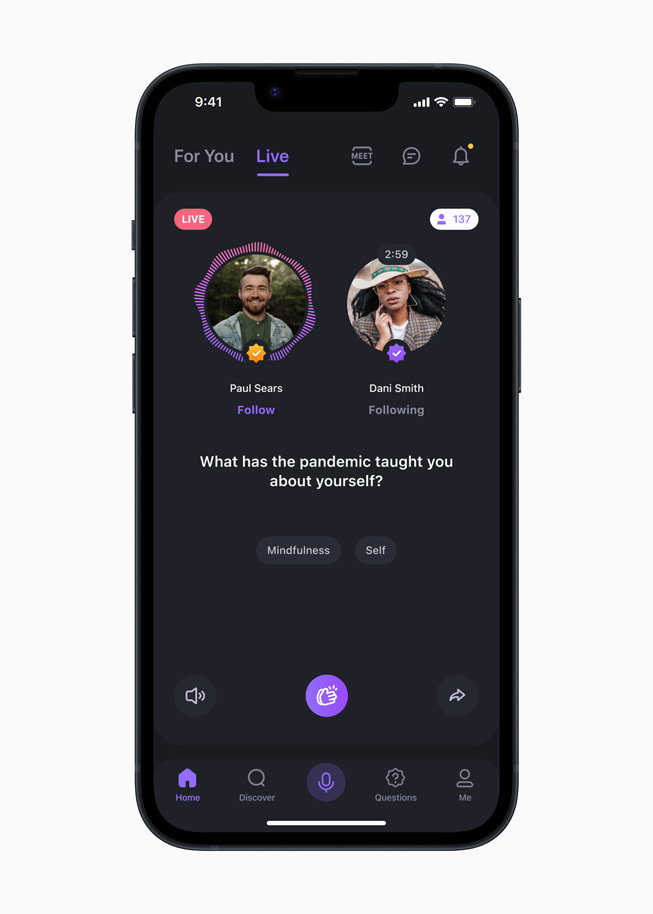 《Wisdom》app 顯示 Paul Sears 和 Dani Smith 進行中的對話，主題是「疫情讓你對自己有了什麼樣的瞭解？」
