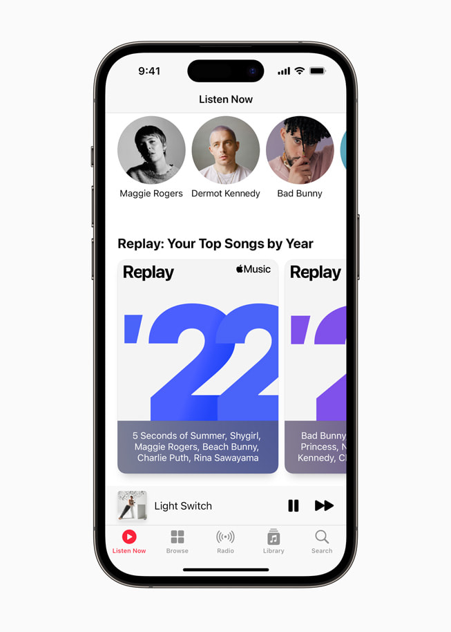 Un iPhone con las canciones más escuchadas de Apple Music organizadas por año en Replay.