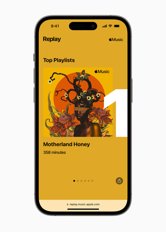 Un iPhone con las playlists más escuchadas en la función Replay de Apple Music.