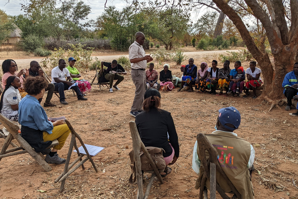 Des membres de la communauté prennent part à une séance de conception participative au Zimbabwe.