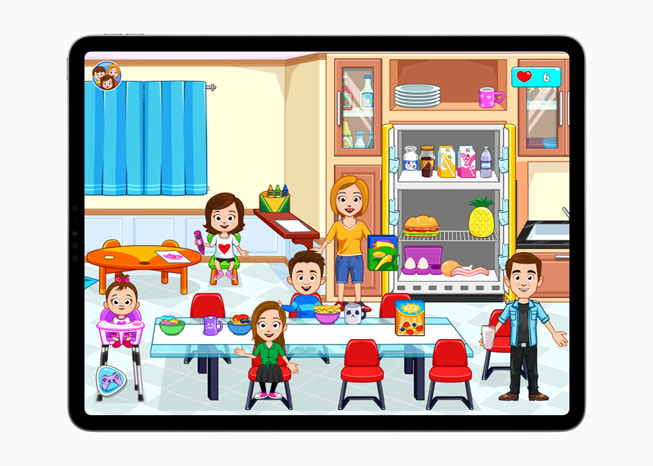 En un iPad Pro, se muestra una imagen del juego My Town Home - Family Games+ con una familia de dibujos animados en una cocina.