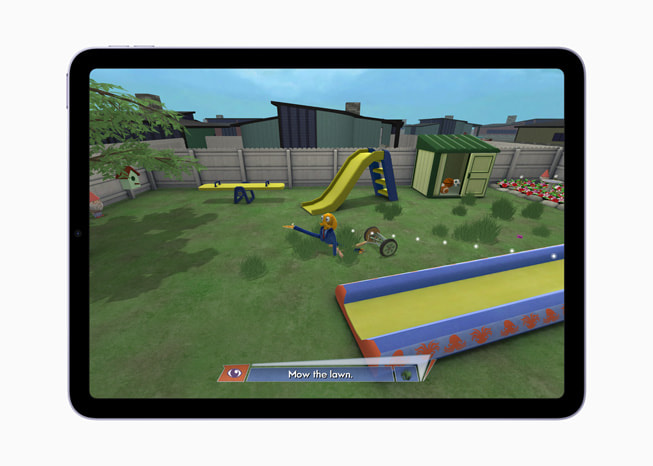 En un iPad Air, se muestra una imagen del juego Octodad: Dadliest Catch+ con Octodad cortando el césped del patio trasero.