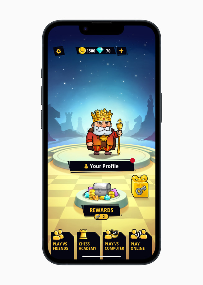 En un iPhone 14, se muestra una imagen de una partida en Chess Universe+ con un rey y un cofre del tesoro.