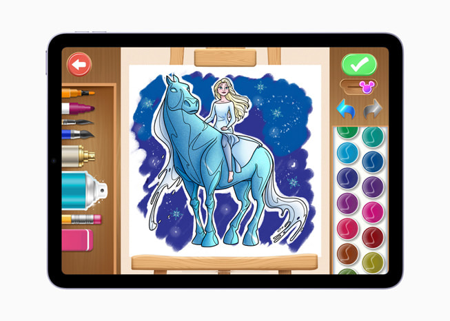 En un iPad Air, se muestra una imagen del juego Mundo para colorear de Disney+ con Elsa de Frozen montada sobre un caballo azul.