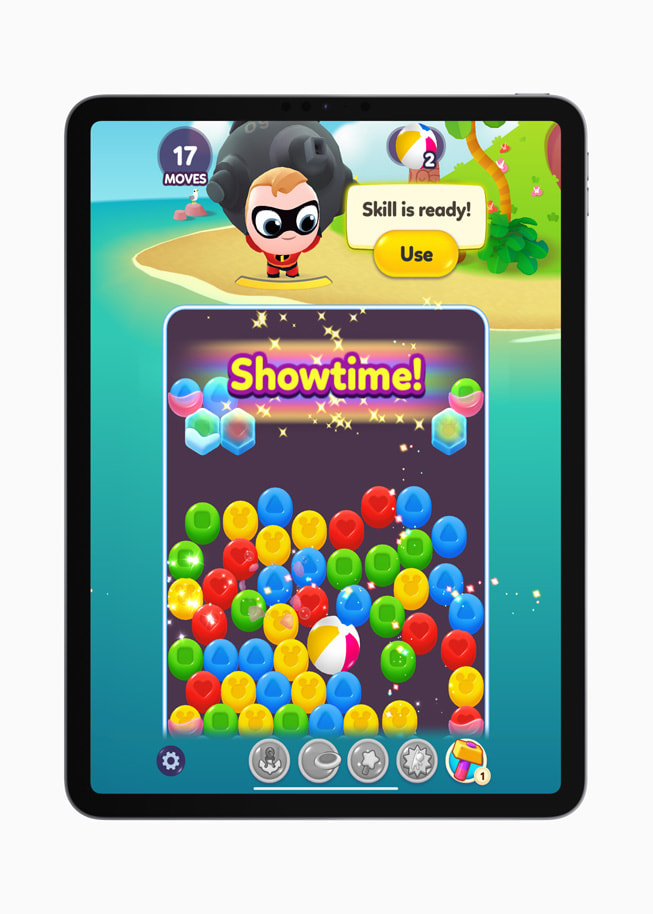 En un iPad Pro, se muestra una imagen del juego Disney Getaway Blast+ con los personajes de Los Increíbles y combinaciones de burbujas en línea.