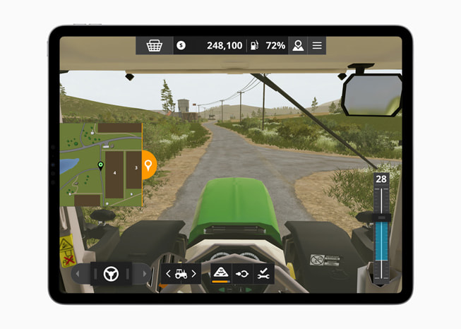 Eine Spielszene aus Farming Simulator 20+ auf einem iPad zeigt einen Traktor auf einem Bauernhof.
