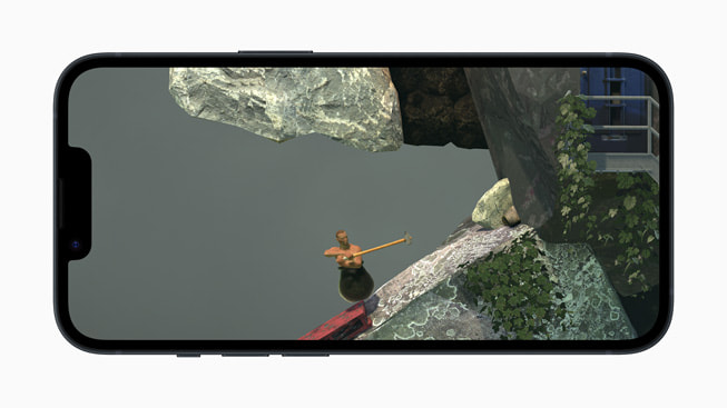 Eine Spielszene aus Getting Over It+ auf einem iPhone 14 zeigt einen Spieler, der einen Berg hinaufwandert, während er in einem Gefäß steckt.
