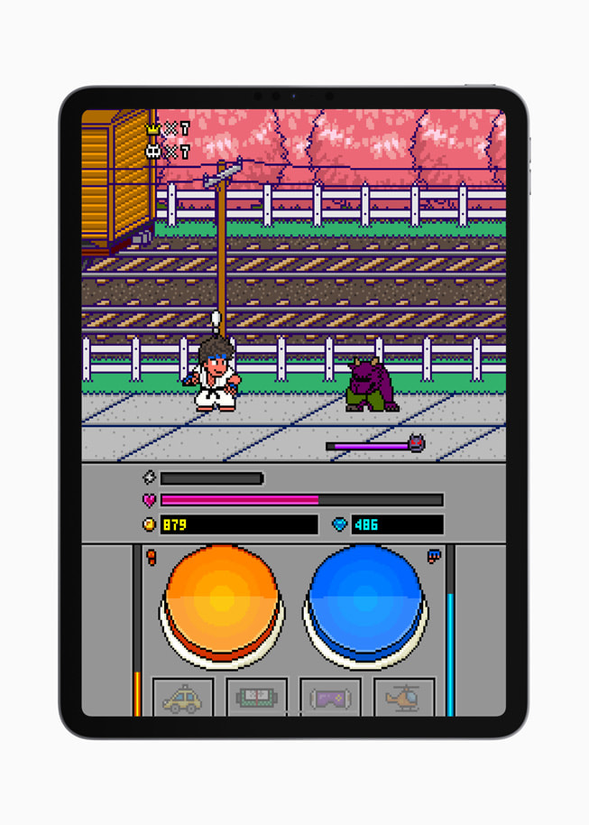 Eine Spielszene aus PPKP+ auf einem iPad Pro zeigt einen Krieger, der gegen ein kleines lila Monster kämpft.
