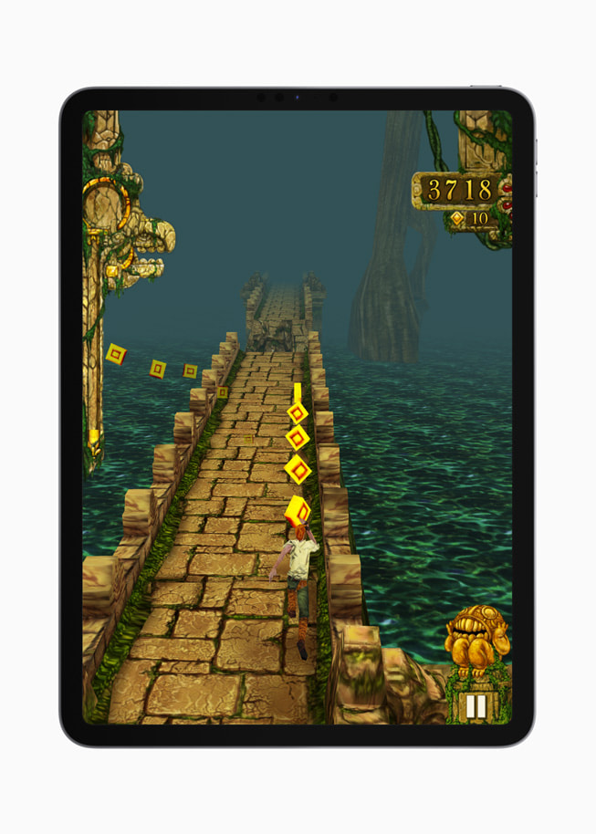 Klatka z gry Temple Run+ na iPadzie Pro pokazująca gracza stojącego na kamiennym moście nad zbiornikiem wody.