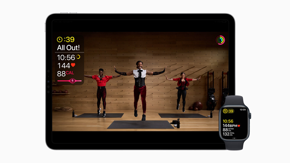 Image d’une Apple Watch et d’un iPad Pro 11 montrant un entraînement de HIIT avec le coach Bakari Williams dans une tenue inspirée de Madonna.