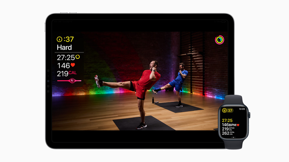 Image d’une Apple Watch et d’un iPad Pro 11 montrant un entraînement de kick-boxing avec le coach Jamie-Ray Hartshorne et un éclairage aux couleurs de la Fierté.