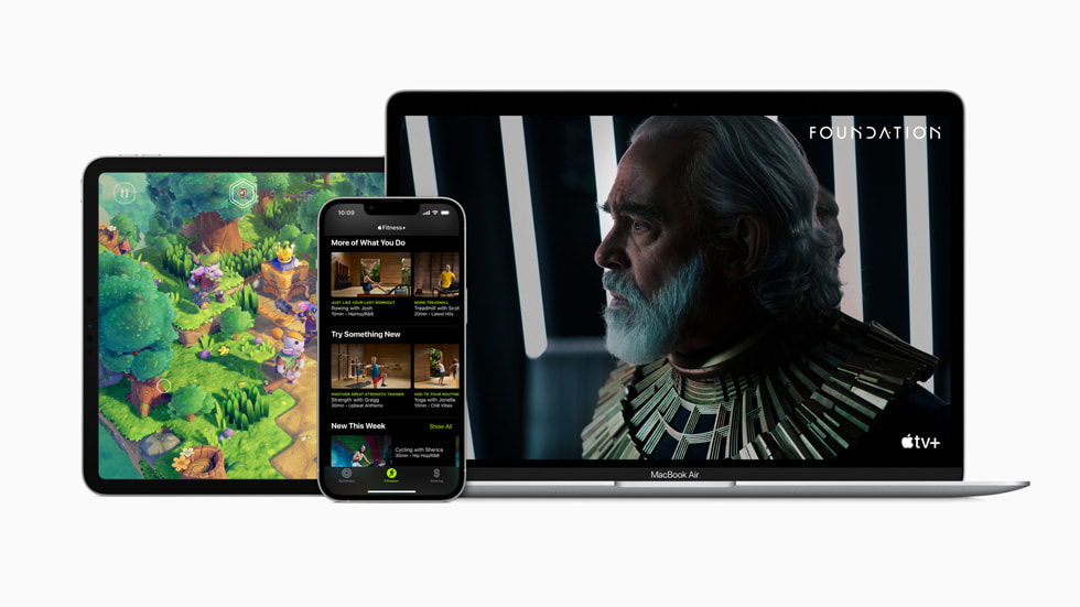 Apple Arcade på iPad Pro, Apple Fitness+ på iPhone 13 Pro och Apple TV+ på MacBook Air.
