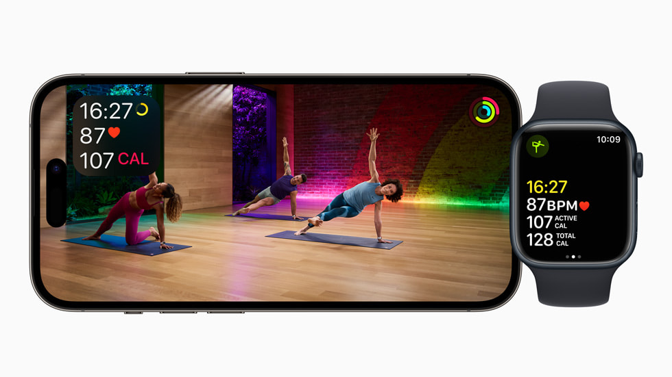 Image d’une Apple Watch et d’un iPhone 14 Pro montrant une séance de yoga avec la coach Molly Fox et un éclairage aux couleurs de la Fierté.