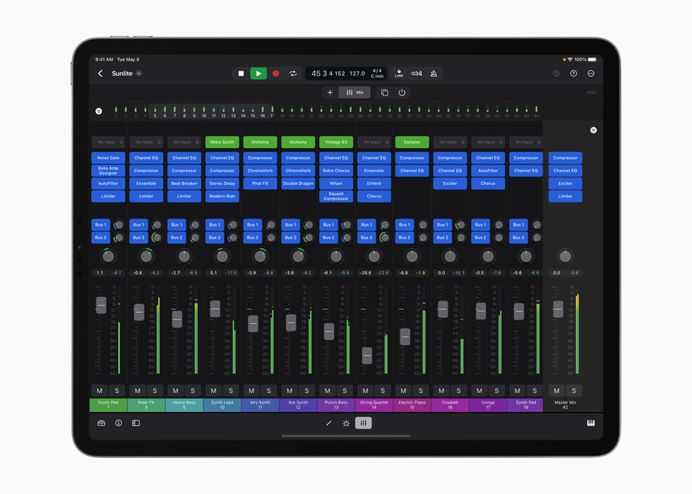 La console de mixage pro est affichée sur un iPad.