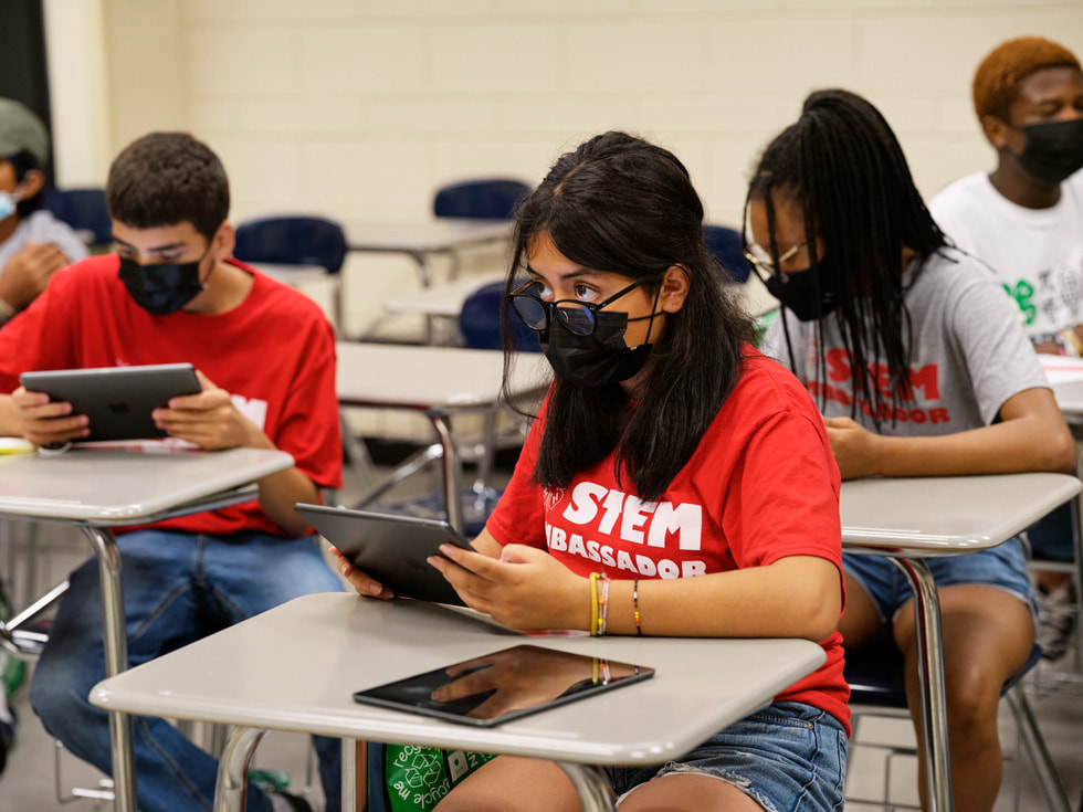 Estudantes sentados em suas carteiras usam aparelhos iPad durante o Rutgers 4-H Computers Pathways Program.