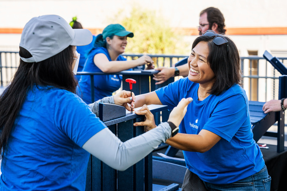 Apple team members volunteer their time in Santa Clara, California.