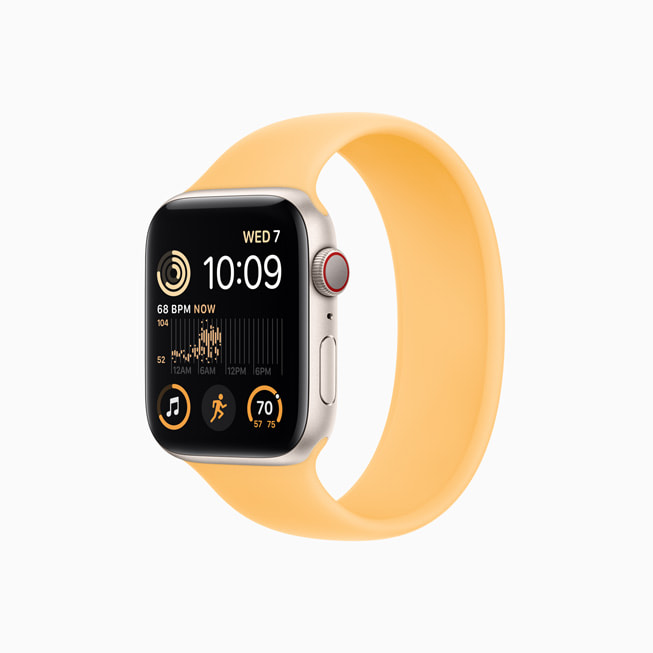 L’Apple Watch SE avec boîtier en aluminium lumière stellaire et bracelet Boucle unique soleil pâle.