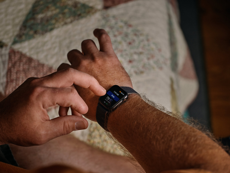 Zdjęcie w zbliżeniu przedstawiające Roberta Guithuesa sprawdzającego Apple Watch z wyświetloną aplikacją Nightvision.