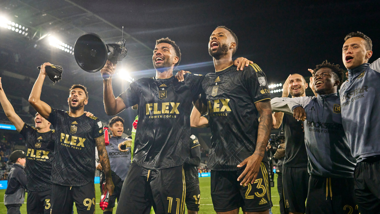 De spelers van LAFC vieren op het veld van het BMO Stadium hun overwinning op New England Revolution.