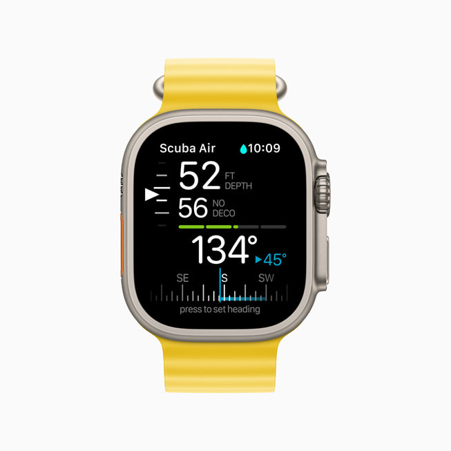 وظيفة البوصلة في تطبيق +Oceanic معروضة على Apple Watch Ultra.