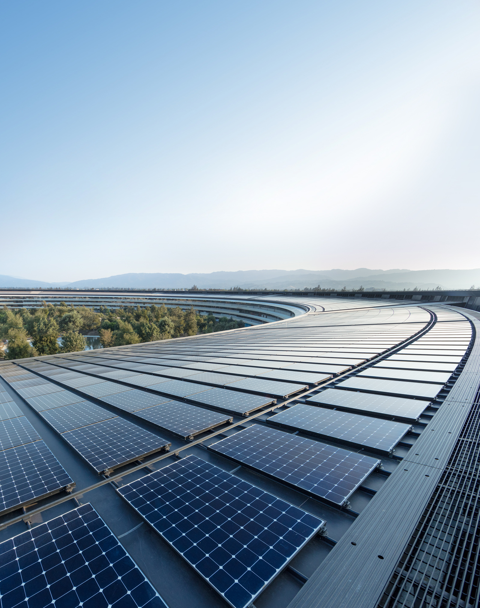 Apple Park 屋顶安装的太阳能，让该建筑可 100% 利用可再生能源供电