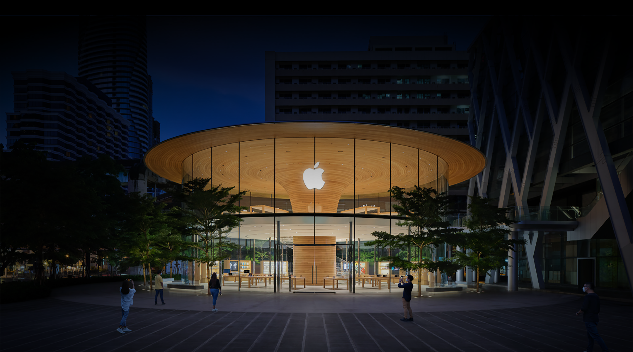 Imagen nocturna del exterior de un Apple Store 