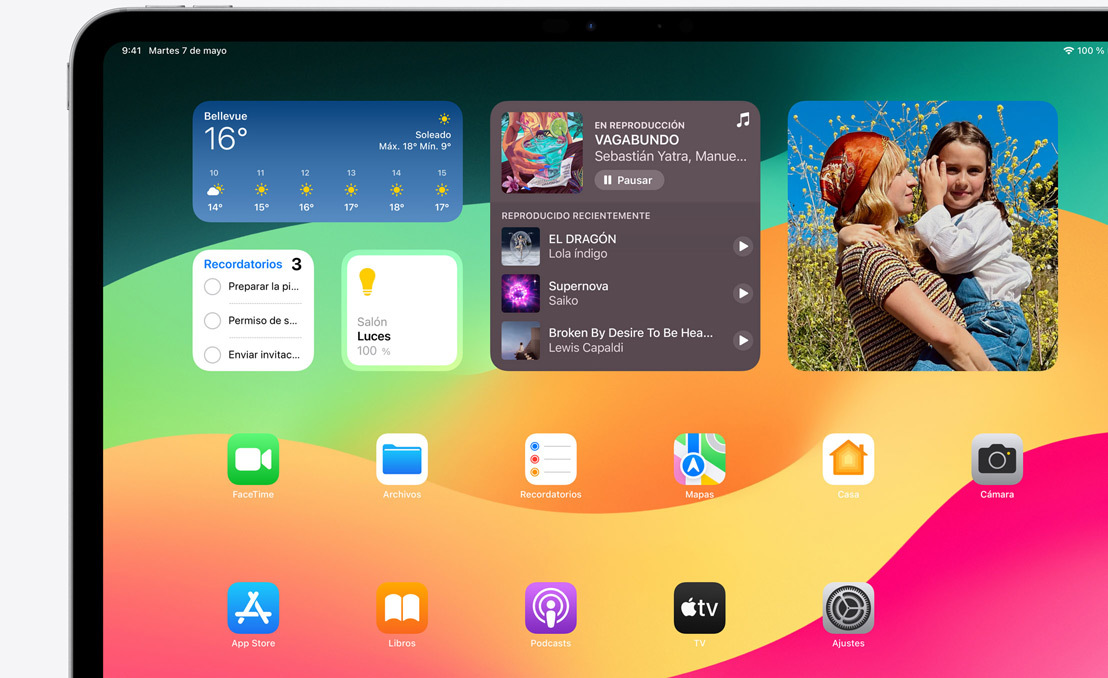 En un iPad Pro se muestra Springboard y los diferentes widgets disponibles.