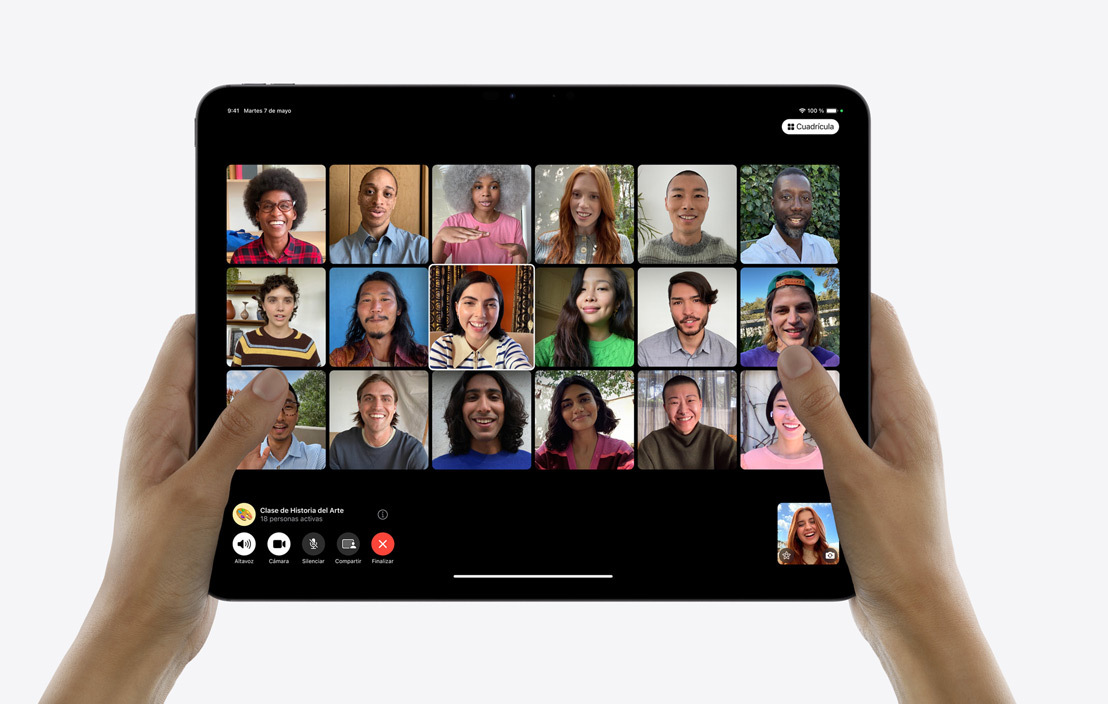 Unas manos sostienen un iPad Pro con una videollamada FaceTime de grupo.