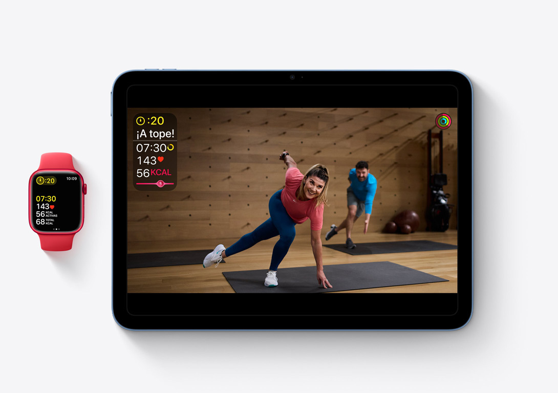 Imagen de un Apple Watch Series 9 y un iPad que muestra cómo se utiliza el Apple Watch para seguir el progreso de un entreno de Apple Fitness+..