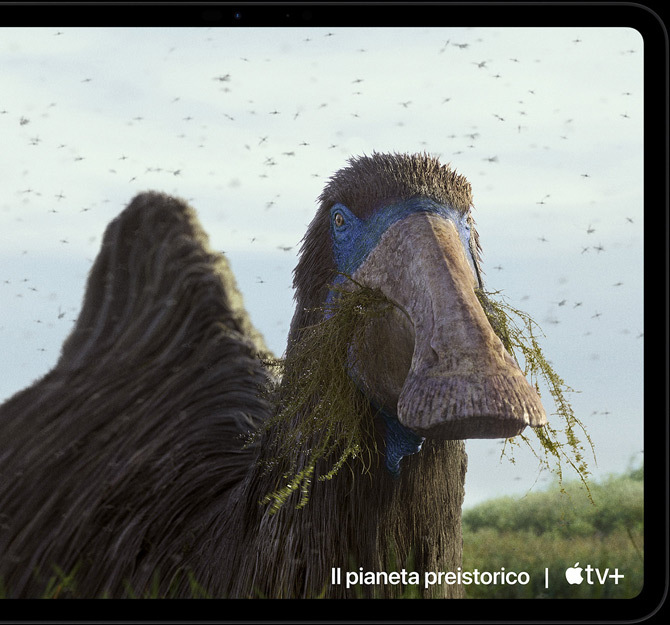 Un iPad Pro in orizzontale che mostra una scena della serie “Prehistoric Planet”