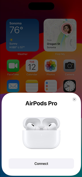 iPhone savienojas ar AirPods Pro, uz kuru kārbiņas pēc pasūtījuma iegravēts zīmējums.