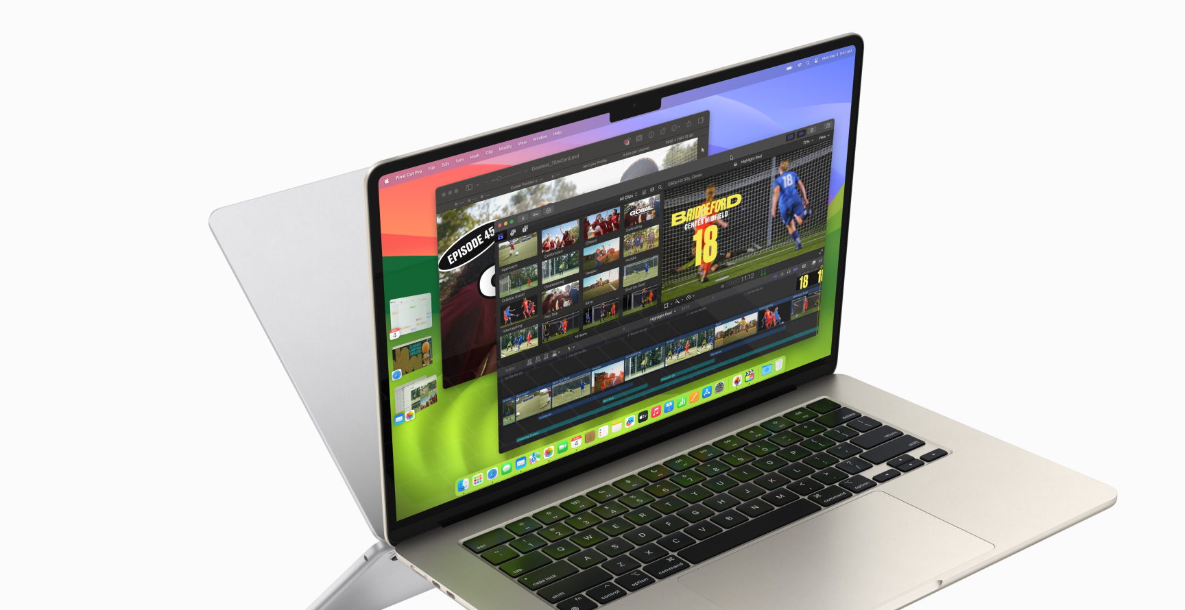 MacBook Air, na ktorom je otvorený softvér Final Cut Pro a Pixelmator Pro. Na ľavej strane obrazovky sú otvorené apky Kalendár, Safari, Mail a Fotky. Zadná strana druhého MacBooku Pro sa zobrazuje za prvým notebookom a vyzerá ako zrkadlový obraz.