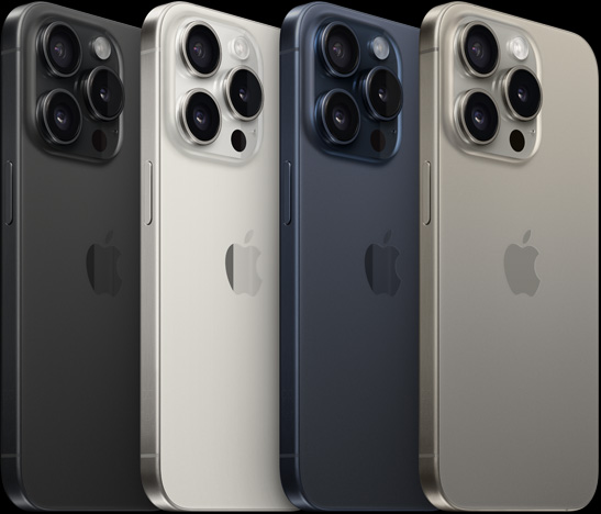 Pohľad zozadu na 6,1″ iPhone 15 Pro v štyroch rôznych farbách – čierny titán, biely titán, modrý titán a prírodný titán