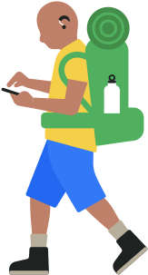 一個戴著助聽器的人，背著健走背包，正低頭看著手中的 iPhone。