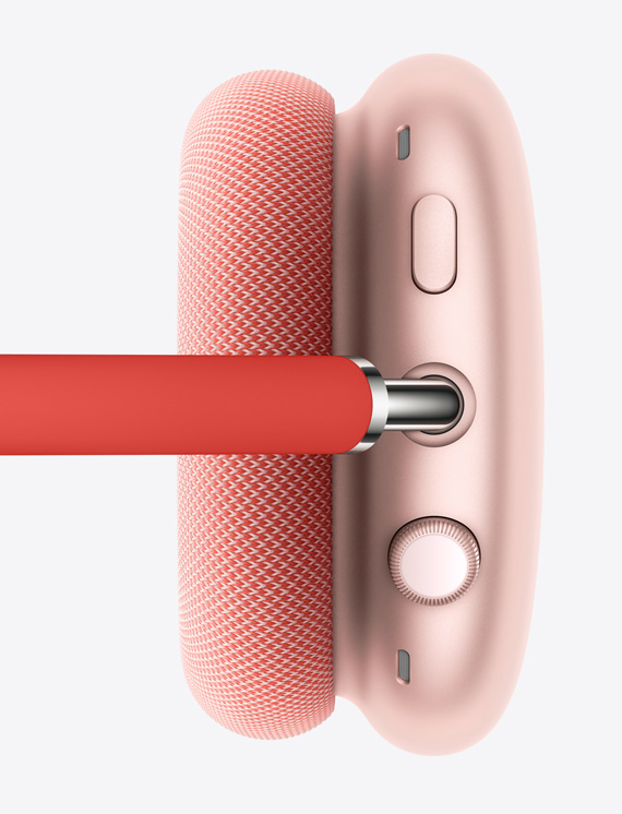 핑크색의 오른쪽 이어컵에 있는 Digital Crown 및 소음 제어 버튼을 보여주는 이미지.