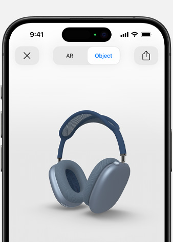Obraz przedstawia błękitne słuchawki AirPods Max w rzeczywistości rozszerzonej na ekranie iPhone’a.
