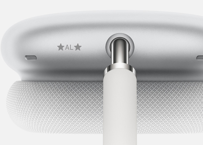 Imagen que muestra unas iniciales grabadas en la parte superior del audífono de unos AirPods Max en color plata.