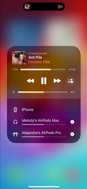 iPhone'i ekraanil kuvatakse kaks AirPodide komplekti, mis mängivad Lauvi lugu „All for Nothing (I'm So in Love)“.