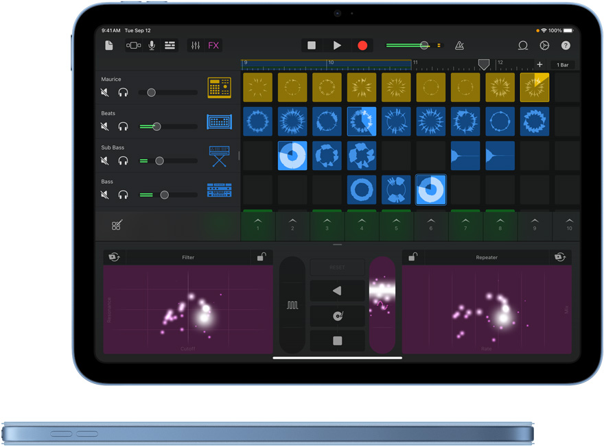 GarageBand na iPade a pohľad zboku na modrý iPad s farebne zladeným krytom Smart Folio
