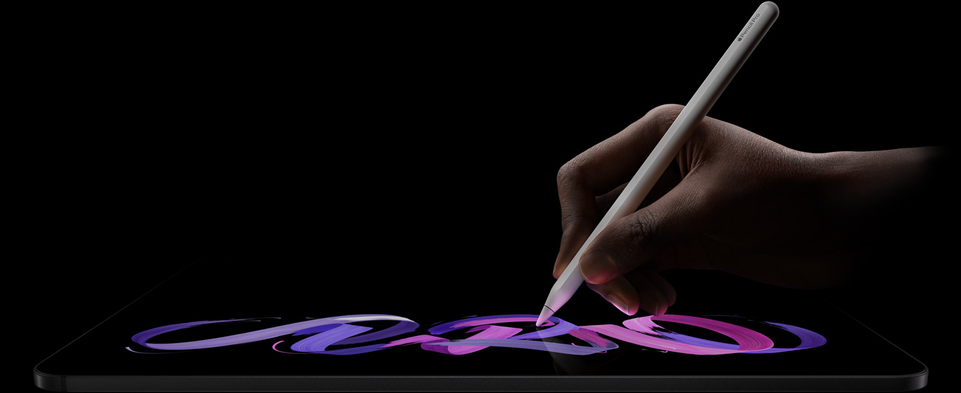 Una mano che disegna con una Apple Pencil Pro su un iPad Pro