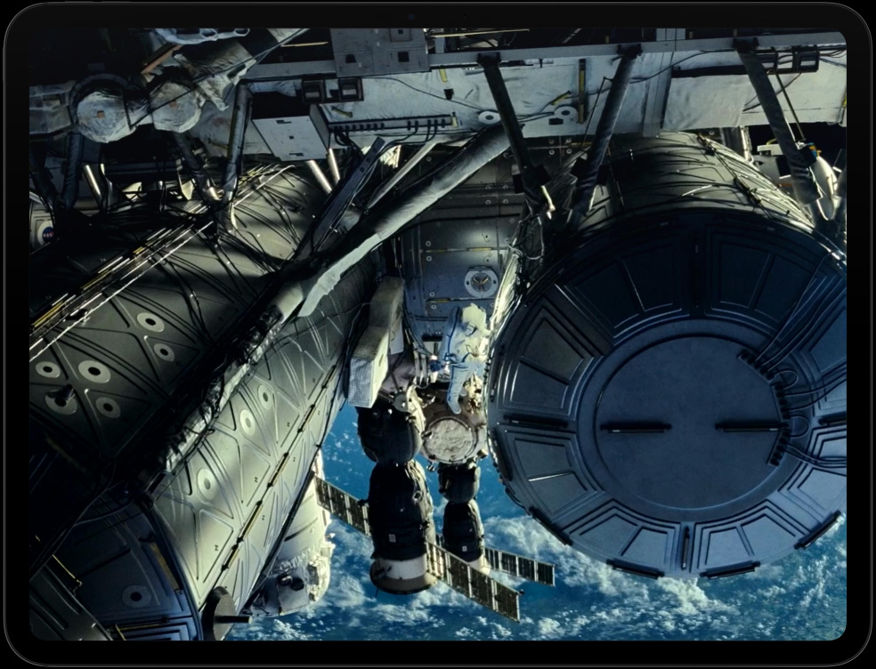 iPad Pro 화면에 우주선의 모습이 담긴 영상이 열려 있습니다