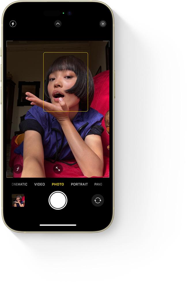 Selfiebillede af en pige taget med TrueDepth-kameraet på forsiden
