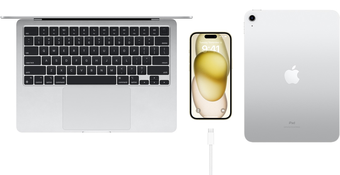 Felülnézetből mutatott MacBook Pro, iPhone 15 USB-C kábellel és iPad