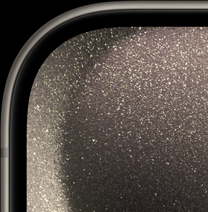 Tuvplāna skats no priekšpuses uz iPhone 15 Pro malu kontūrām un šaurajām displeja apmalēm